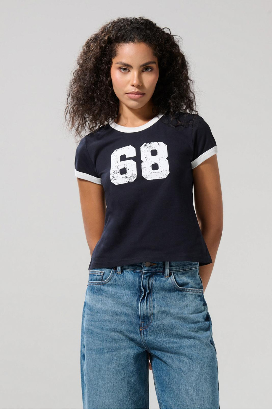 Camiseta college azul intensa con contrastes y manga corta