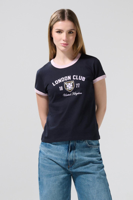 Camiseta azul college con contrastes lilas y manga corta