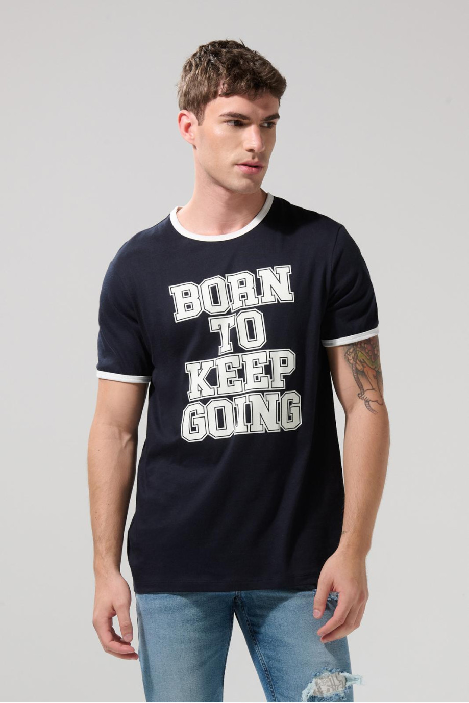 Camiseta azul manga corta con contrastes y arte college