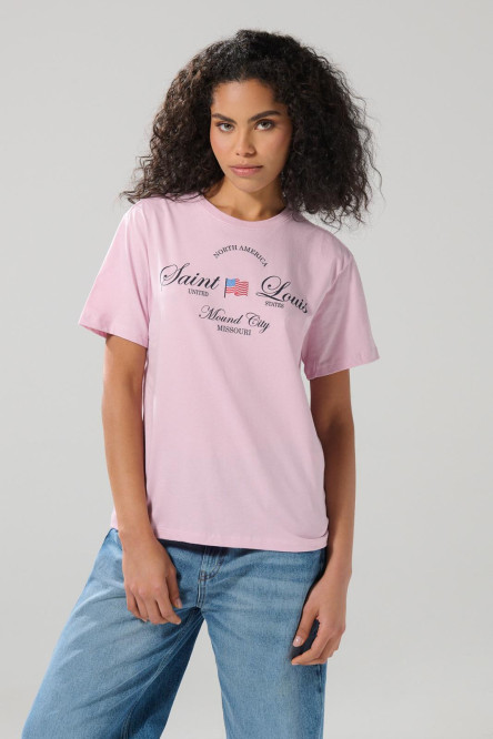 Camiseta rosada con cuello redondo y texto college