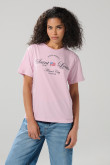Camiseta rosada con cuello redondo y texto college
