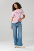 Camiseta rosada con cuello redondo y texto college