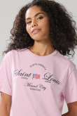 Camiseta rosada con cuello redondo y texto college