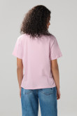 Camiseta rosada con cuello redondo y texto college