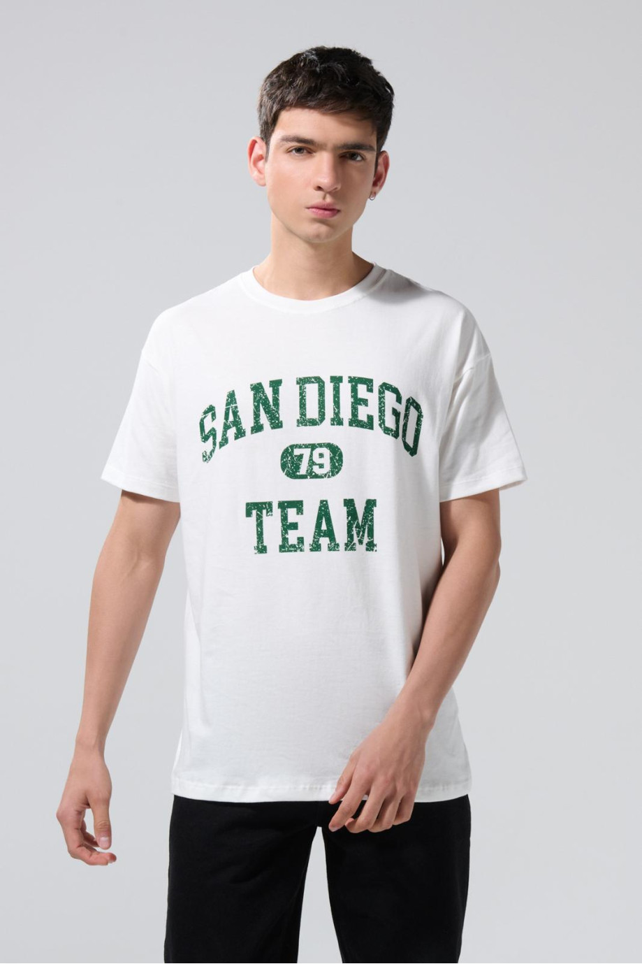 Camiseta manga corta crema con texto college verde
