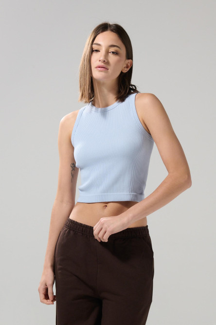 Camiseta crop top unicolor acanalada con manga sisa
