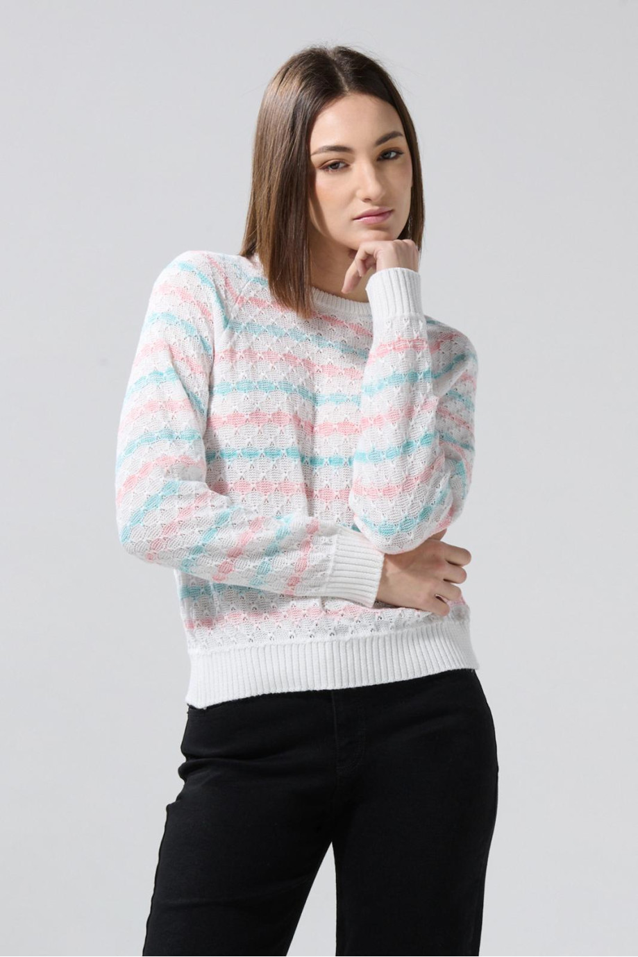 Suéter cuello redondo crema claro con rayas coloridas