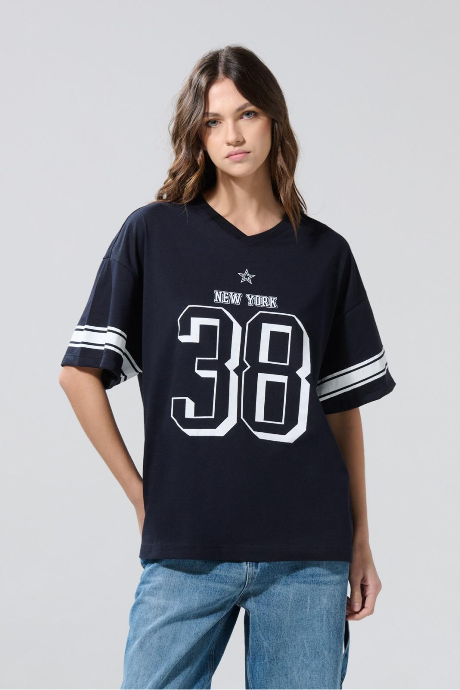 Camiseta cuello V oversize azul intensa con estampado college