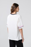 Camiseta crema clara cuello V oversize con arte college