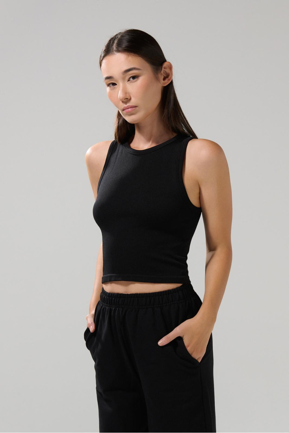 Camiseta unicolor crop top en tela acanalada con manga sisa