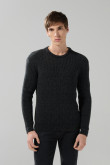 Suéter cuello redondo gris oscuro con texturas de canal