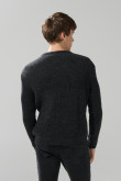 Suéter cuello redondo gris oscuro con texturas de canal