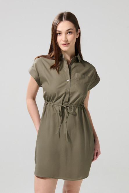 Vestido corto unicolor con cuello camisero y botones