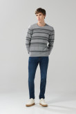 Suéter gris oscuro cuello redondo con rayas en contraste