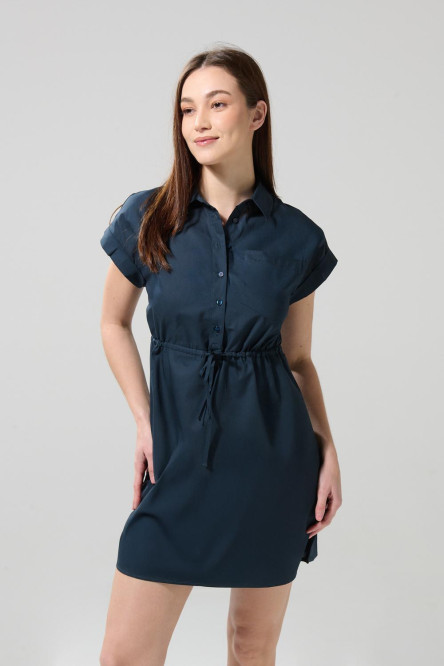 Vestido corto unicolor con cuello camisero y botones