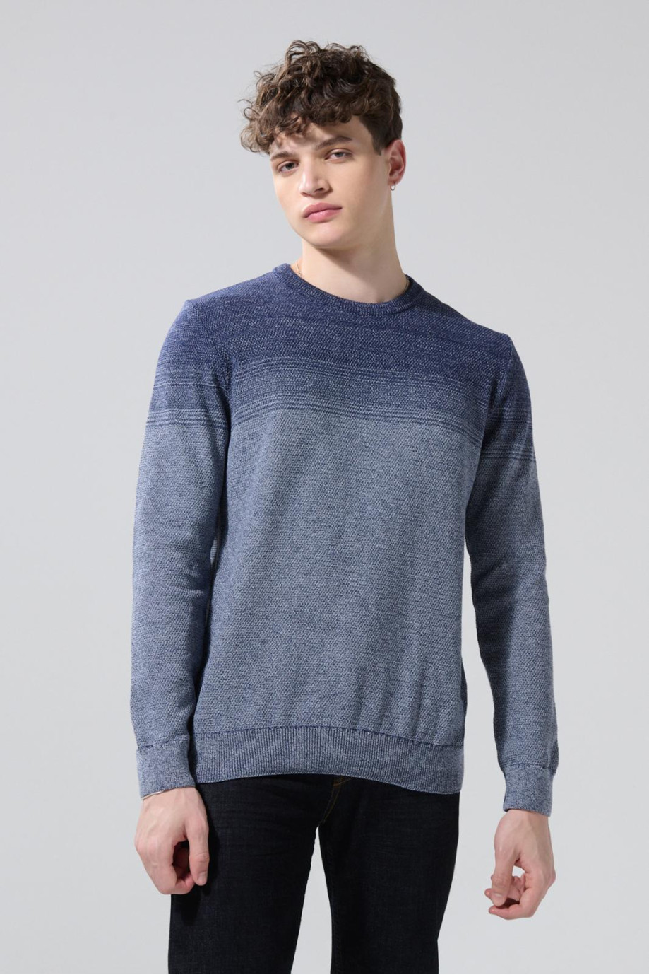 Suéter cuello redondo unicolor con efecto degradé