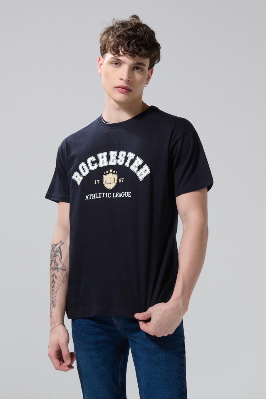 Camiseta azul intensa manga corta con texto college blanco