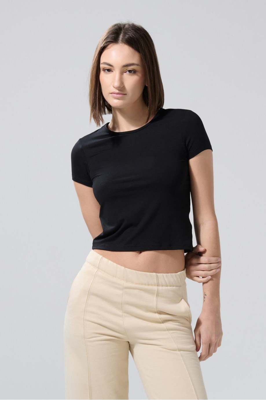 Camiseta en rib unicolor cuello redondo con manga corta