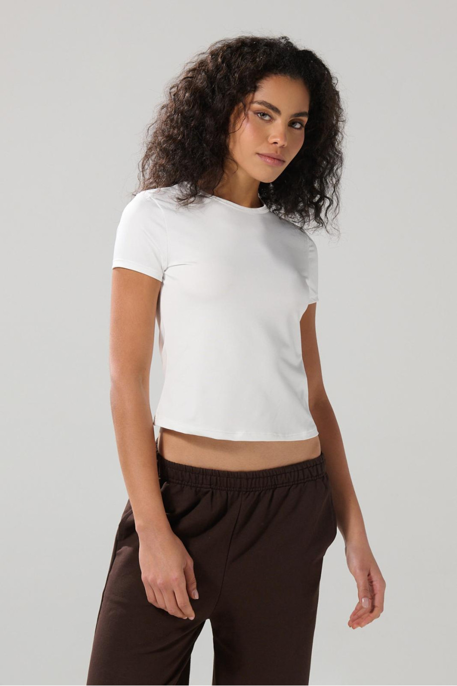 Camiseta cuello redondo unicolor con ajuste ceñido