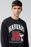 Buzo negro cuello redondo con arte de Snoopy & Harvard