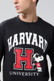 Buzo negro cuello redondo con arte de Snoopy & Harvard