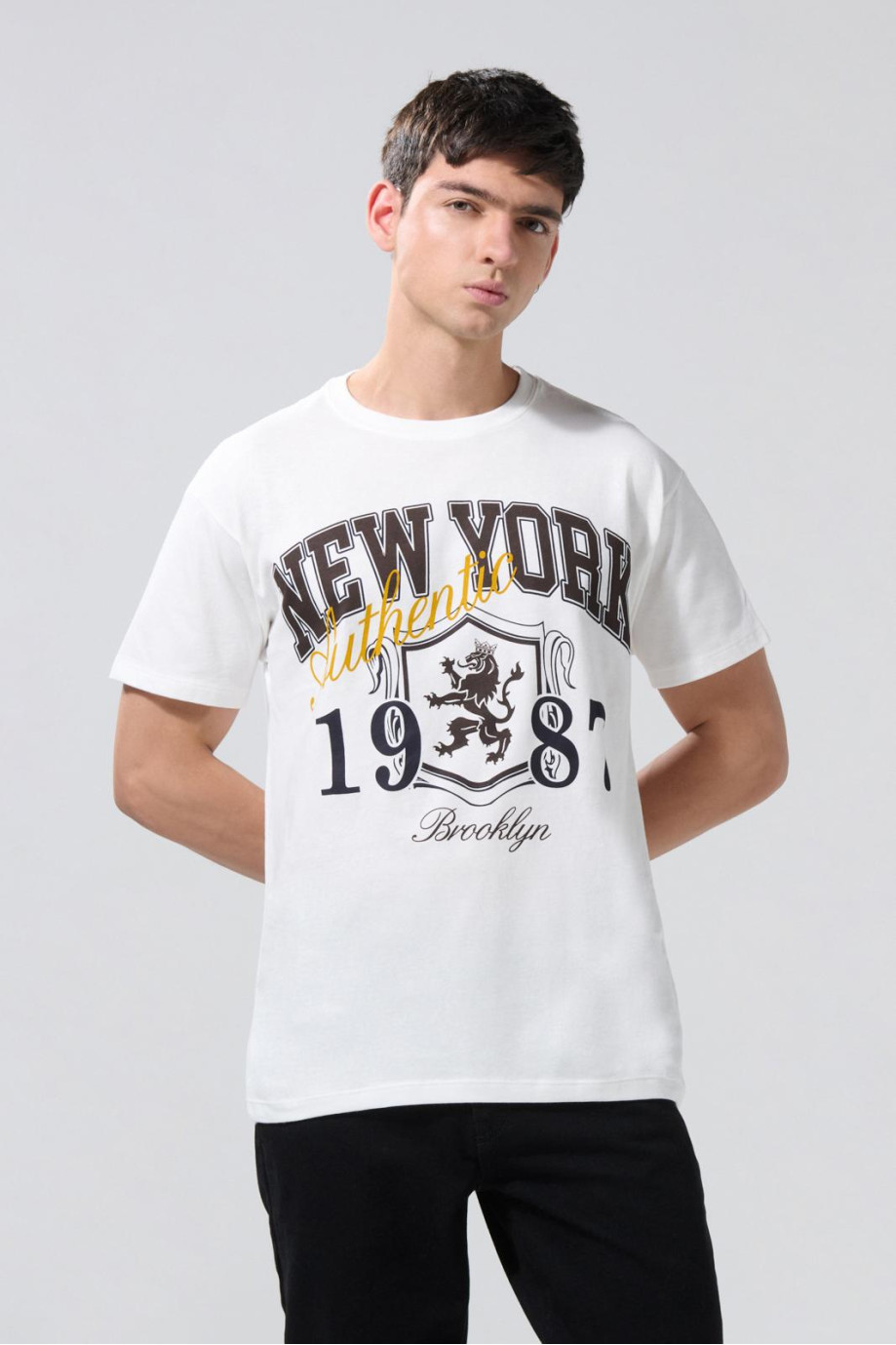 Camiseta crema hombro rodado college con manga corta