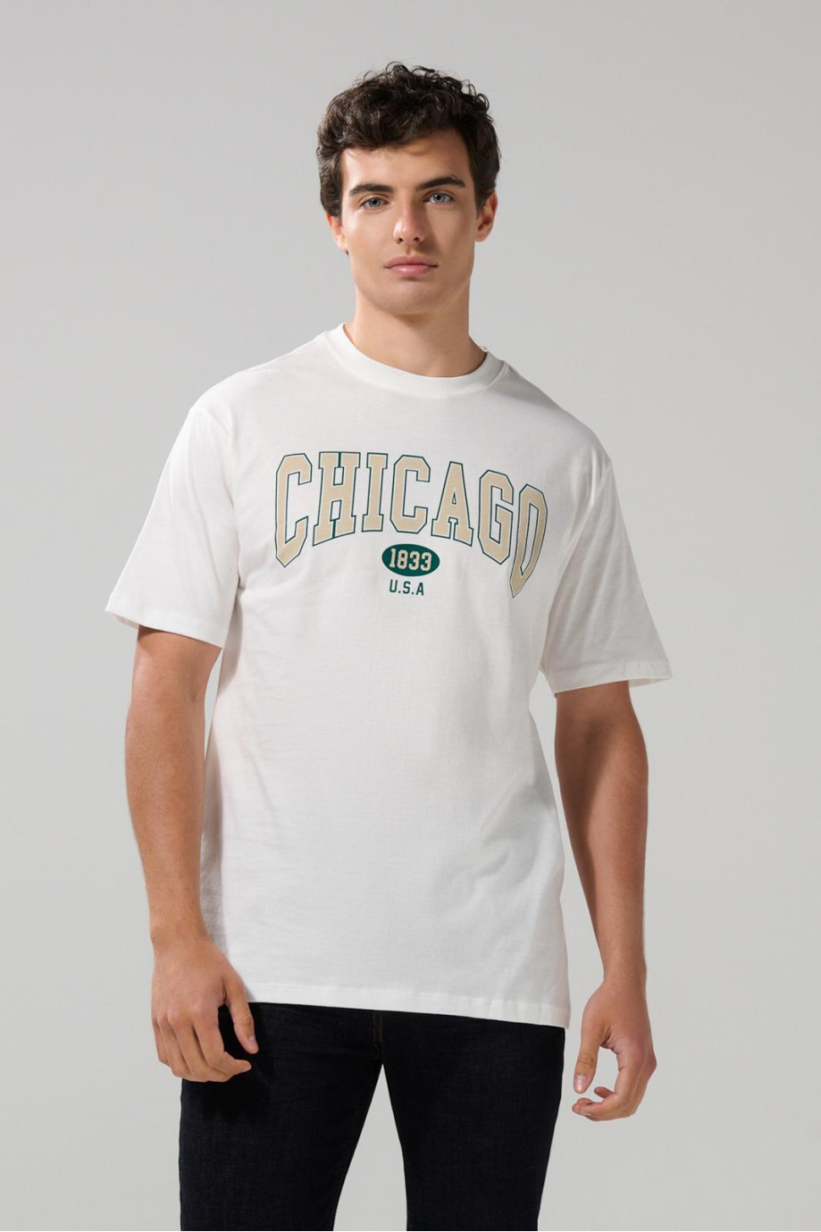 Camiseta con texto college en frente y cuello redondo crema