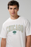 Camiseta con texto college en frente y cuello redondo crema