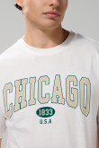Camiseta con texto college en frente y cuello redondo crema