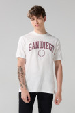 Camiseta con diseño college y cuello redondo crema clara