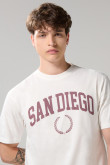 Camiseta con diseño college y cuello redondo crema clara