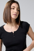 Camiseta negra ceñida con manga corta y botones