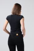 Camiseta negra ceñida con manga corta y botones