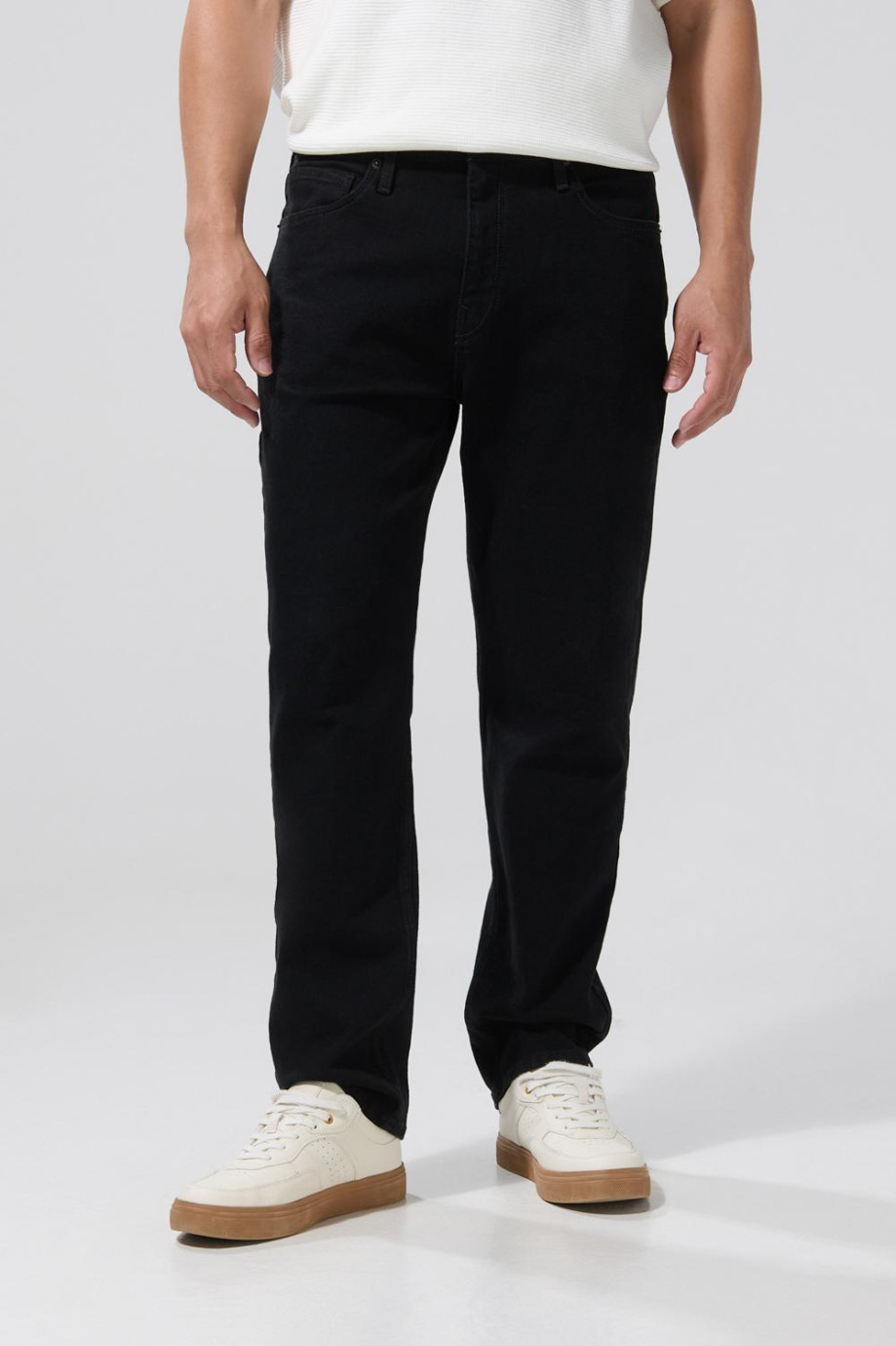 Jean straight leg tiro bajo negro con bota recta