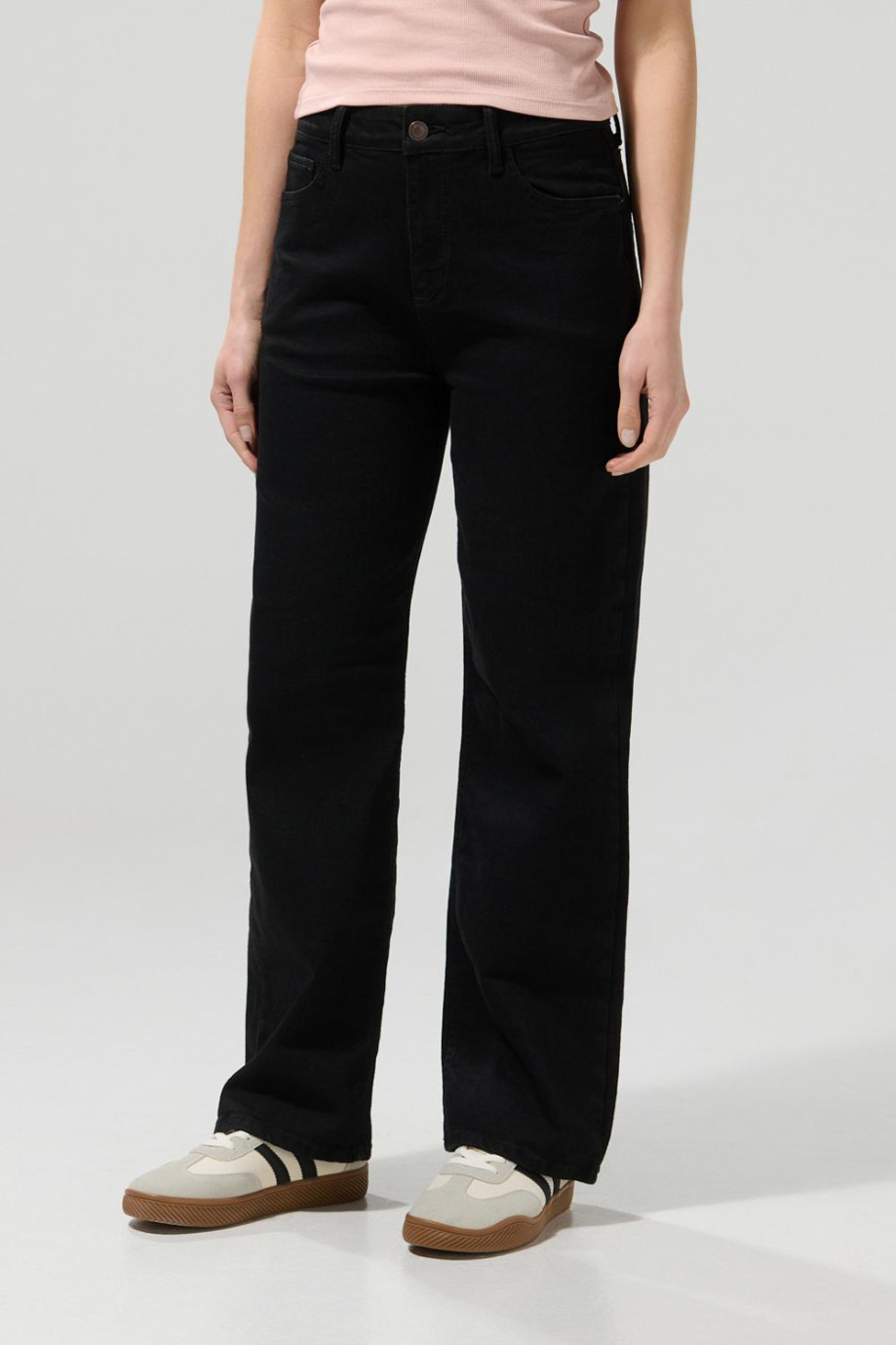 Jean negro straight leg bota recta con tiro alto