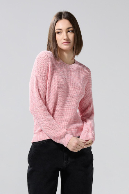 Suéter rosado claro con cuello redondo y hombro rodado