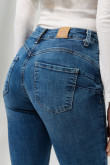 Jean tiro alto azul con efecto push up y realce posterior