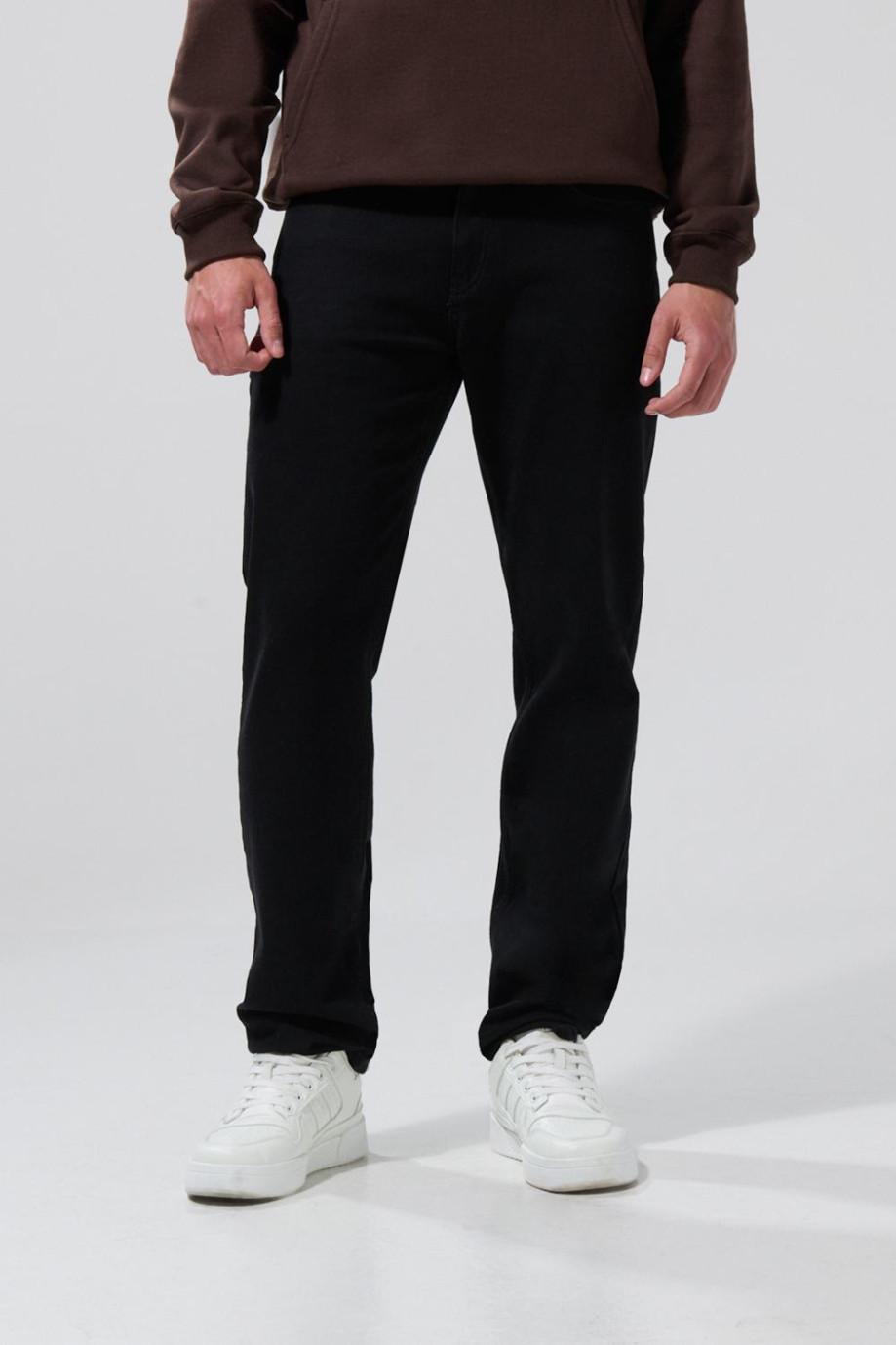 Jean tiro bajo slim negro con bolsillos y ajuste ceñido