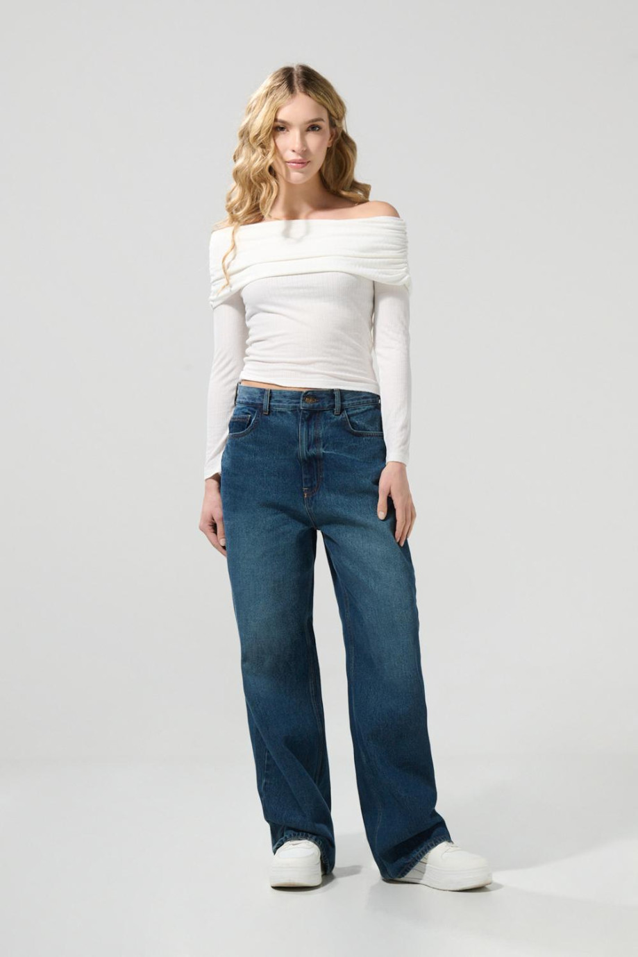 Jean azul oscuro baggy tiro medio con bota ancha y bolsillos