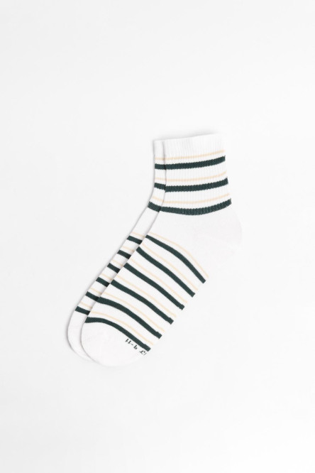 Medias cremas claras cortas con rayas continuas en contraste