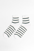 Medias cremas claras cortas con rayas continuas en contraste