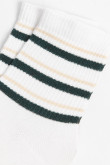 Medias cremas claras cortas con rayas continuas en contraste