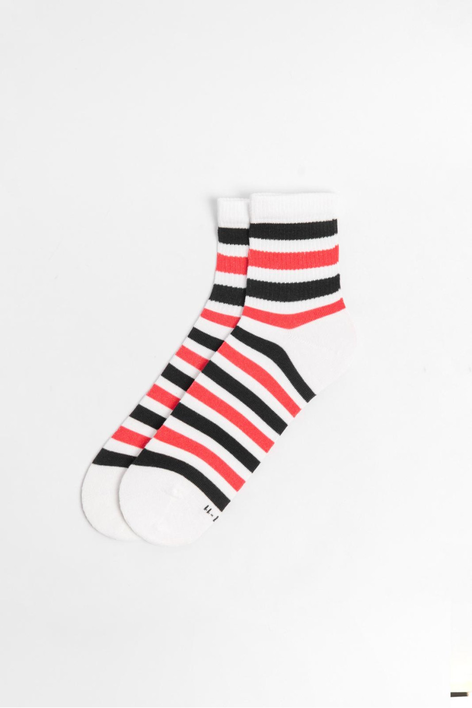Medias cremas cortas con rayas negras y rojas