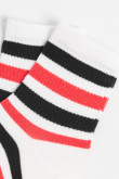 Medias cremas cortas con rayas negras y rojas
