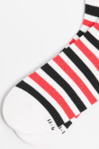 Medias cremas cortas con rayas negras y rojas