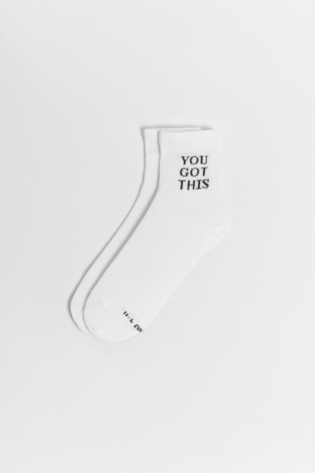 Medias cortas cremas claras con texto negro