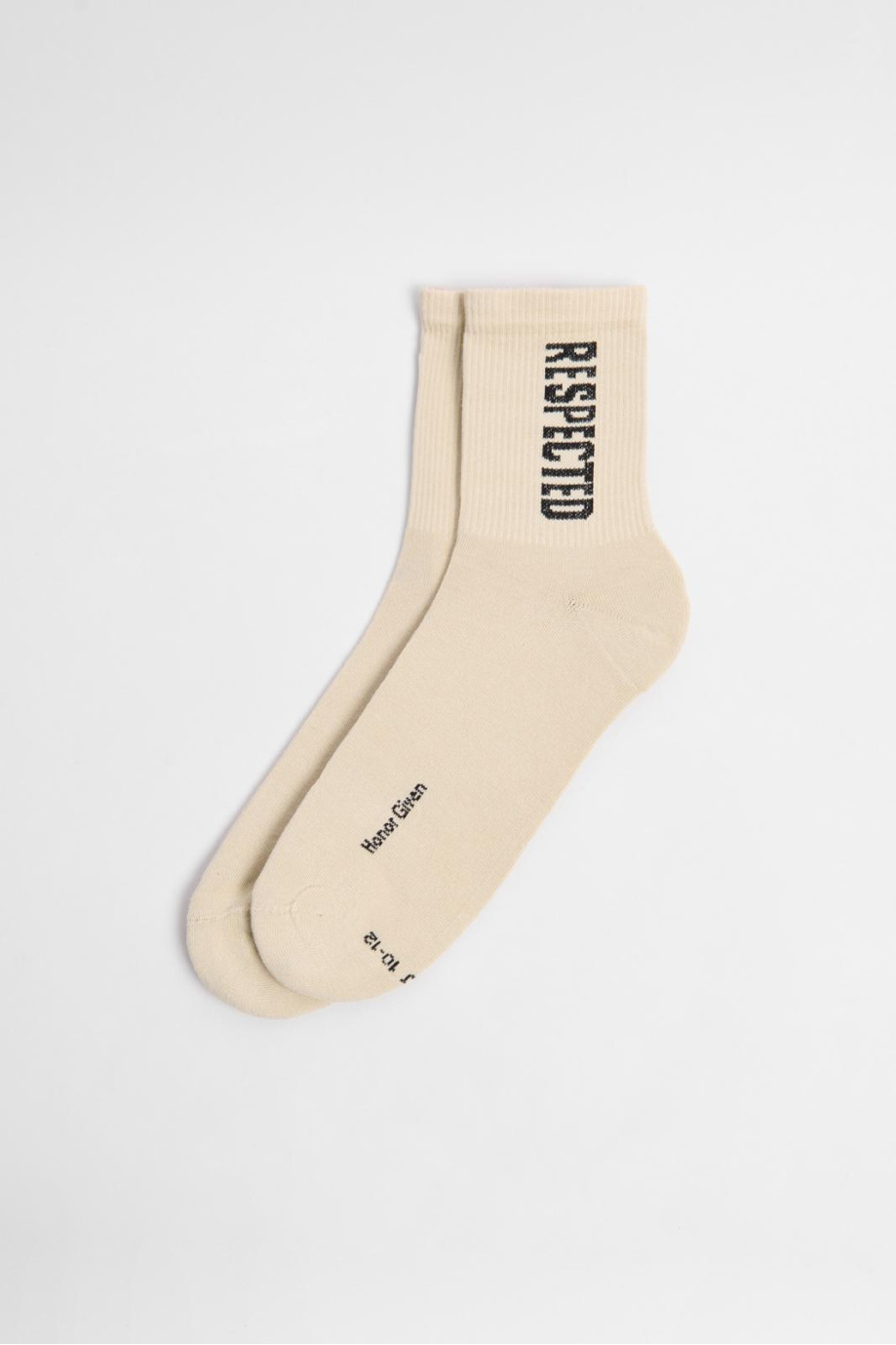 Medias kakis claras largas con texto negro lateral