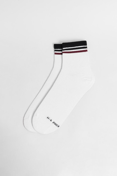 Medias unicolores largas con rayas en contraste y texturas