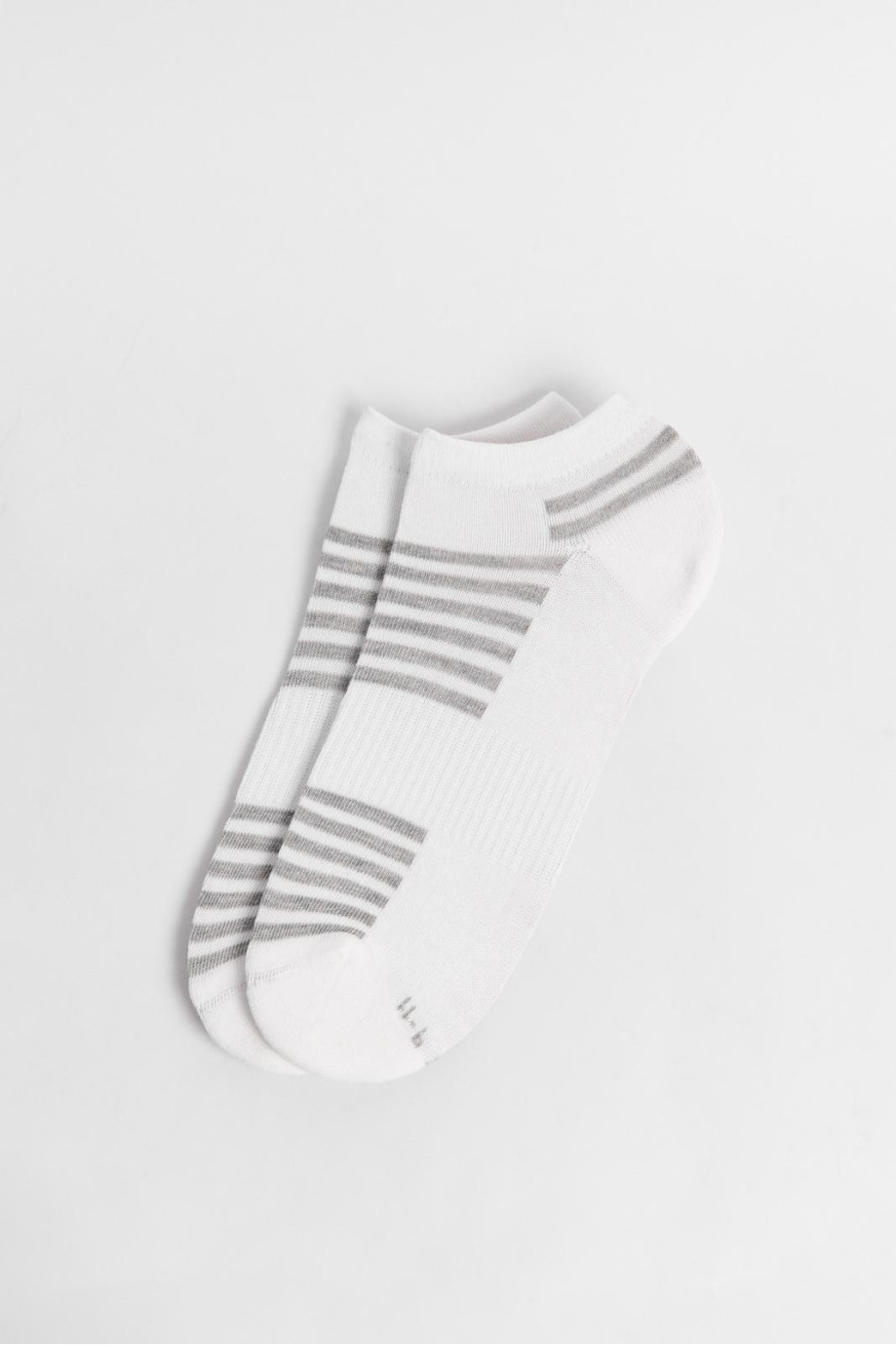 Medias unicolores tobilleras con rayas localizadas