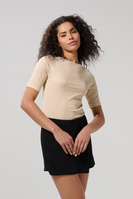 Camiseta unicolor con escote en espalda y manga corta